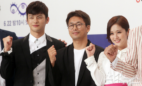 지난16일서울영등포타임스퀘어에서열린KBS2TV월화드라마‘너를기억해’제작발표회에참석한노상훈PD(가운데)가포토타임을갖고있다.(사진=황진환기자)