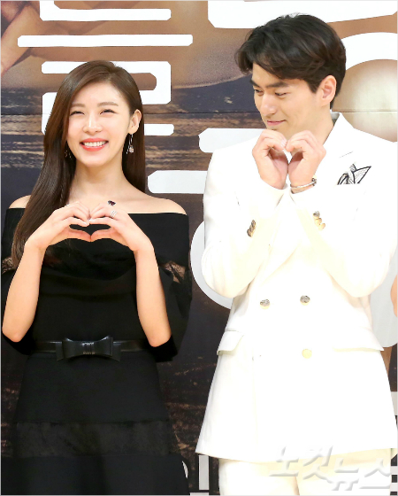배우하지원(왼쪽)과이진욱이22일오후서울목동SBS에서열린SBS주말특별기획'너를사랑한시간'제작발표회에서포즈를취하고있다.너를사랑한시간은오는27일토요일밤10시에첫방송된다.(사진=박종민기자/자료사진)