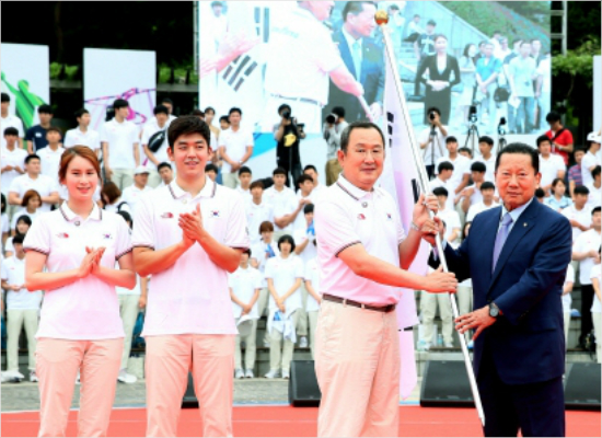 김정행대한체육회장(오른쪽부터),유병진선수단장,이용대,기보배등한국선수단이25일'2015광주유니버시아드'결단식에서태극기를들고필승을다짐하고있다.(사진=대한체육회)