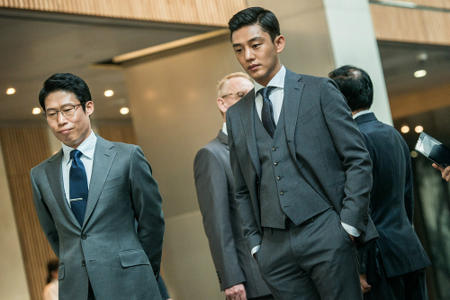영화'베테랑'에서첫연기호흡을맞춘배우유해진(왼쪽)과유아인.(사진=외유내강제공)
