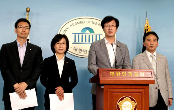 ▲국회정론관에서기자회견을가진정의당지도부.좌측부터서기호원내대변인,김제남원내수석부대표,천호선대표,정진후원내대표(사진=정의당)