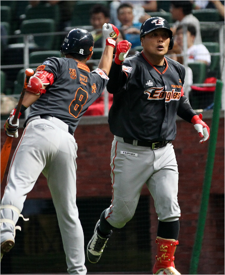 '강한친구들'한화정근우가26일SK와원정에서홈런을때려낸뒤팀절친정근우와하이파이브를하고있다.(인천=한화이글스)