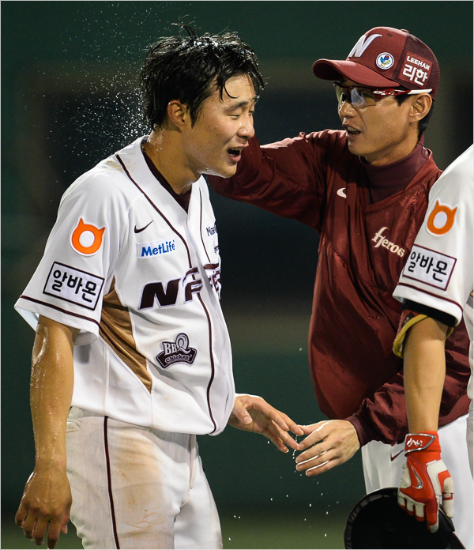 '너무빨리달리면안돼'넥센은치열한1위와5위싸움이펼쳐지고있는올시즌앞뒤순위와비교적간격이큰4위를고수하고있다.사진은염경엽감독(오른쪽)이내야수김하성을격려하는모습.(자료사진=넥센)