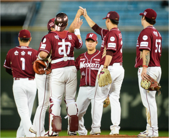 '이렇게만가자'넥센선수들이27일사직롯데전에서역전승을거둔뒤하이파이브를하고있는모습.(자료사진=넥센)
