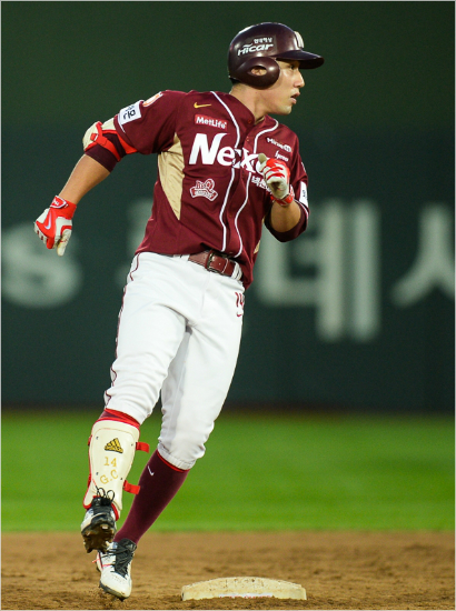 넥센서건창이27일롯데전에서8회쐐기적시타를때린뒤2루를밟은모습.(사직=넥센)