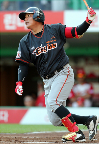 '이건넘어갔어'한화주포김태균은지난주타율,홈런,타점등에서전체1위를기록하는불방망이로팀의상승세를견인했다.사진은SK와주말시리즈에서홈런을날린뒤공을응시하는모습.(자료사진=한화)