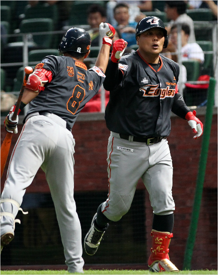 '근우야,너없어도되겠다'김태균은28일SK와경기에서절친동료정근우의부상공백을너끈하게메우며승리를이끌었다.사진은26일경기에서홈런을날린뒤정근우와주먹을부딪히는모습.(자료사진=한화)