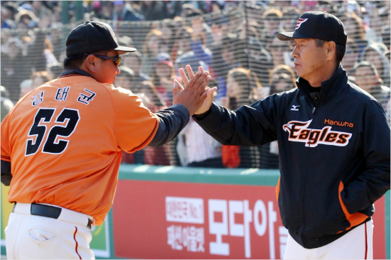 '김태균이없으면안되지않나싶어요'김성근한화감독(오른쪽)은지난해사령탑취임식에서김태균에대해"반죽여놓겠다"며지옥훈련에관한으름장을놓았다.훈련의성과때문인지김태균은올해맹활약을펼치고있다.(자료사진=한화)