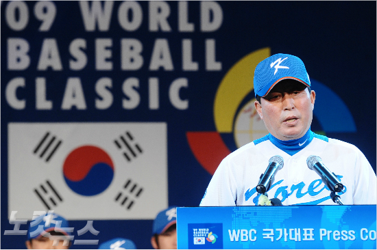 '한국야구외면할수없다'2015프리미어12국가대표사령탑으로선임된김인식KBO기술위원장.사진은지난2009년월드베이스볼클래식출정식때다부진출사표를밝히는모습.(자료사진)