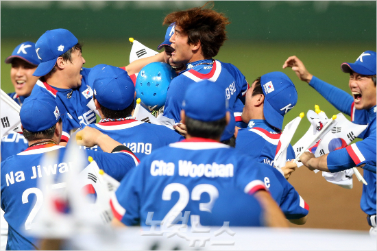 '너네들금땄다고안오는거아니지?'지난해인천아시안게임에서대만을누르고금메달을확정한대표팀선수들이기뻐하는모습.(자료사진=황진환기자)