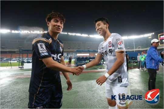 왕성한활동량과적극적인수비가담이이정협(오른쪽)의장점이라면주민규는정교한컨트롤,탁월한골결정력이장점이다.(자료사진=한국프로축구연맹)