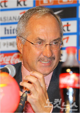 슈틸리케 감독, 어린이 축구 팬과 따뜻한 소통