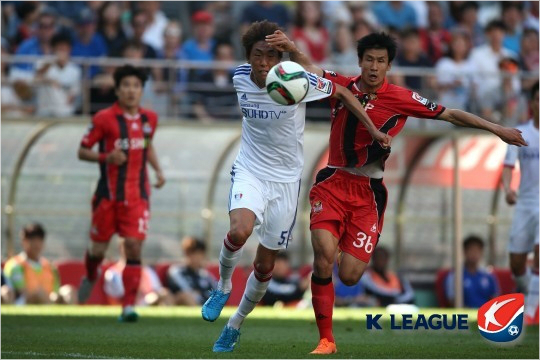 FC서울의공격수정조국(오른쪽)은지난달27일열린수원삼성과'현대오일뱅크K리그클래식'18라운드에서상대선수를팔꿈치로가격해3경기출장정지의사후징계를받았다.(자료사진=한국프로축구연맹)