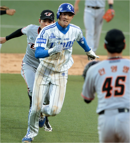 '올해한화는다르다고'삼성구자욱(가운데)이지난달한화와홈3연전경기중런다운에걸려아웃되는모습.(자료사진=삼성)