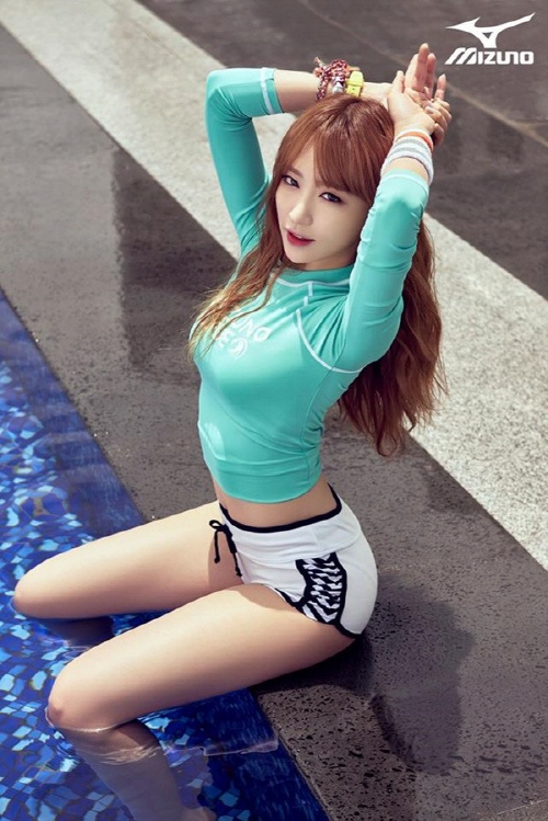 ▲가수EXID의멤버하니가미즈노래쉬가드를입은채여름화보촬영을하고있는모습.사진