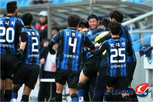 김도훈인천감독은경기중앞선상황에서는적절하게포백수비를스리백으로바꾸는작전으로이기는축구를선보이고있다.(자료사진=한국프로축구연맹)