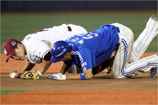 '실책이살려준만큼간절하게'삼성박찬도(오른쪽)가연장10회나바로의유격수땅볼때2루에서아웃된뒤병살타를막으려다상대2루수서건창과함께넘어지고있다.(목동=삼성)