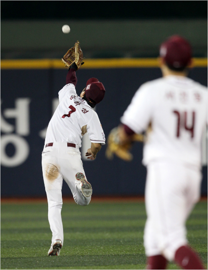 '아!잡아야하는데...'1일서울목동구장에서열린'2015타이어뱅크KBO리그'넥센히어로즈와삼성라이온즈의경기에서넥센유격수김하성이연장10회초1사1루에서이승엽의빗맞은타구를잡지못하고있다.(목동=삼성)