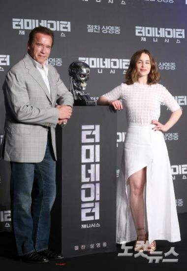영화'터미네이터제니시스'홍보차내한한헐리우드배우아놀드슈왈제네거(왼쪽)와에밀리아클라크가2일오전서울역삼동리츠칼튼호텔에서열린기자회견에서포즈를취하고있다.(사진=박종민기자)