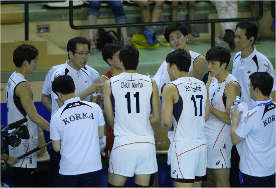 "실책을줄이라고."한국남자배구가프랑스를상대로완패를당했다.(자료사진=FIVB)