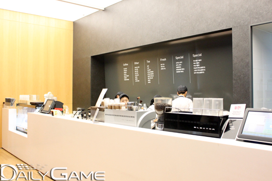 심플하면서도 깔끔한 분위기의 네오위즈 카페.