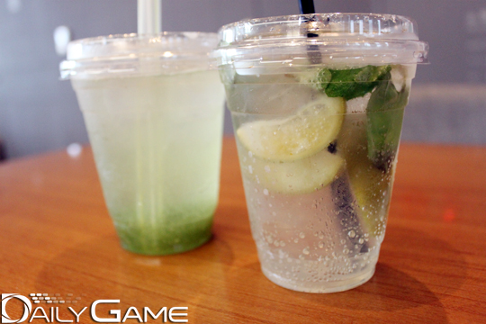 가장 인기가 많다는 청포도 에이드(왼쪽)와 라임 모히또.