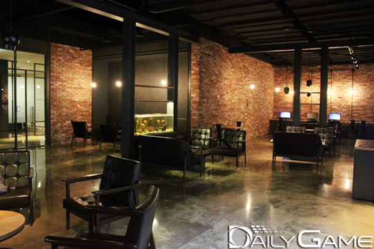 숨겨진 비밀 공간(?) 같은 안락한 분위기의 '웰컴룸'.