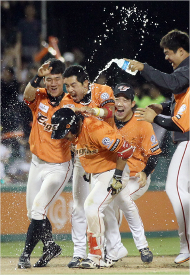 '끝내기는짜릿해'한화정근우(가운데)가4일NC와홈경기에서9회말끝내기안타를터뜨린뒤동료들의격한축하를받는모습.(대전=한화)