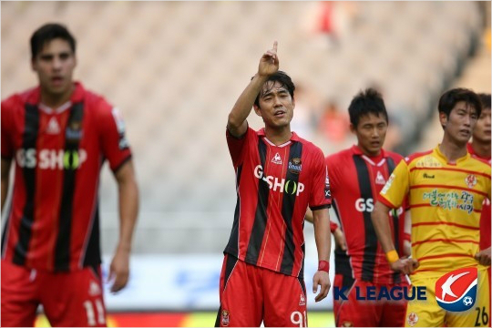 "1골만더넣자!"FC서울은중국슈퍼리그장쑤순텐의러브콜을뒤로하고잔류를선택한최용수감독의결정이후처음으로안방에서열린광주FC와'현대오일뱅크K리그클래식'20라운드에서아쉬운1-1무승부에그쳤다.(자료사진=한국프로축구연맹)