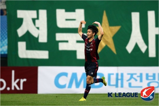 대전의유스출신신예미드필더황인범은리그선두를달리는전북을상대로강력한중거리슛으로동점을만드는등1골1도움으로맹활약하며홈팬에강렬한인상을남겼다.(자료사진=한국프로축구연맹)