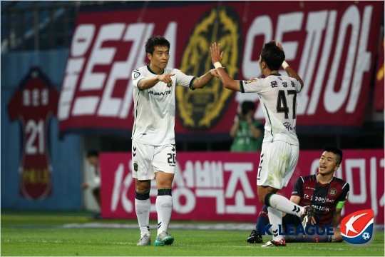 리그선두전북은경기종료직전에터진이동국의결승골에최하위대전과7골을주고받은난타전끝에4-3짜릿한승리를챙겼다.(자료사진=한국프로축구연맹)