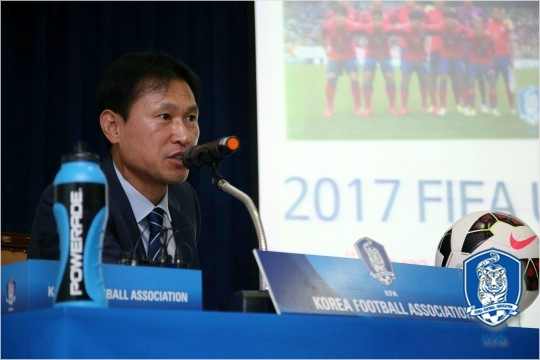안익수20세이하축구대표팀감독은지난달뉴질랜드에서열린국제축구연맹(FIFA)20세이하월드컵을직접참관한뒤2년뒤국내에서열릴대회에서34년만의4강진출이라는목표를제시했다.(자료사진=대한축구협회)