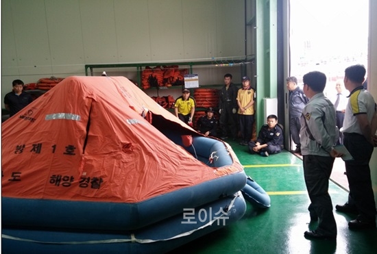 ▲경비함정구명뗏목개방검사모습.(사진제공=해양경비안전정비창)