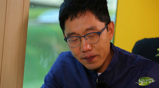 6일밤방송된'힐링캠프'에서방송인김제동이한시민의사연을들으며눈시울을붉히고있다.(사진=SBS제공)