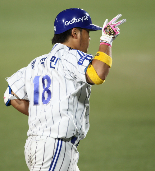 'I'mback!'삼성주장박석민이5년만에7번타자로나섰던3일LG와홈경기에서6회동점1점홈런을터뜨린뒤당당하게그라운드를도는모습.(자료사진=삼성)