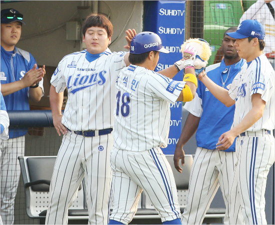 '역시5번에있어야'박석민이5번으로복귀한4일LG와홈경기에서1회선제결승3점포를터뜨린뒤동료들의격려를받는모습.(자료사진=삼성)