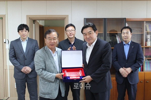 ▲다양한프로그램을통한사회공헌을인정받아감사패를받고기념촬영.(사진제공=부산보호관찰소)