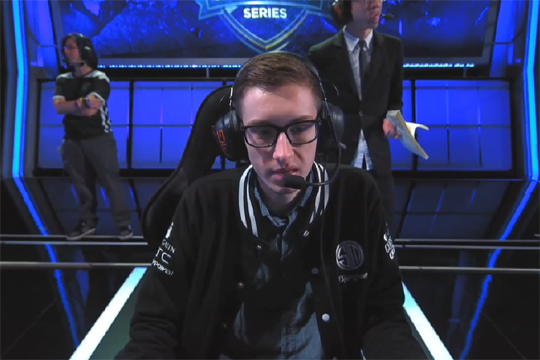 룬 글레이브 AP 이즈리얼을 선보인 TSM 미드 라이너 소렌 비어그.(사진=유투브 캡처)