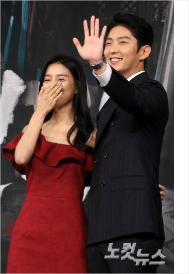 배우김소은(왼쪽)과이준기가7일오후서울상암동MBC골든마우스홀에서열린MBC드라마'밤을걷는선비'제작발표회에서포토타임을갖고있다.사진=박종민기자