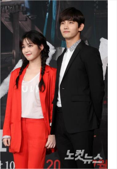 배우이유비(왼쪽)와심창민이7일오후서울상암동MBC골든마우스홀에서열린MBC드라마'밤을걷는선비'제작발표회에서포토타임을갖고있다.사진=MBC제공