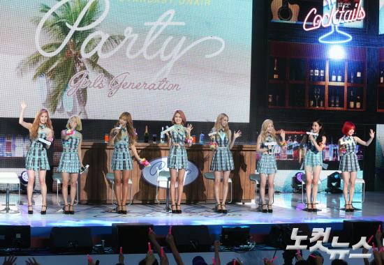 걸그룹소녀시대가7일오후서울중구장충동반얀트리클럽앤스파서울에서열린'소녀시대PARTY@반얀트리'에서팬들을향해인사하고있다.(사진=윤성호기자)