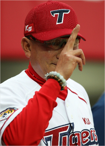 "내눈을피할수없죠."비디오판독을두차례성공시킨김기태감독.(자료사진=KIA타이거즈)