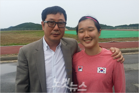'우리딸꼭평창에서금메달따야해!'김관규대한빙상경기연맹기술이사(왼쪽)와딸인스피드스케이팅여자국가대표김민지가7일강원도태백선수촌에서다정한포즈를취한모습.(태백=임종률기자)