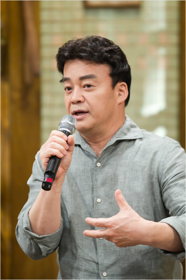 '집밥백선생'에출연중인요리연구가백종원.(CJE&M제공)