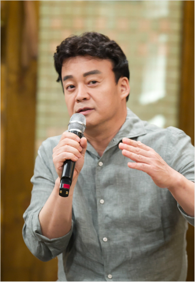 '집밥백선생'출연중인요리연구가백종원.(CJE&M제공)