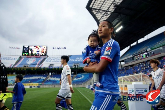 정대세는계약만료를6개월남긴상황에서연장계약을제시하지않은수원의소극적인태도와함께선수인생의마지막단계를일본에거주하는가족들이조금이라도더볼수있도록일본J리그시미즈S-펄스로이적을결심했다고밝혔다.(자료사진=한국프로축구연맹)