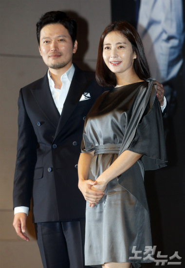 배우정재영과송윤아가9일오후서울장충동앰배서더호텔에서열린KBS2TV수목드라마‘어셈블리’제작발표회에참석해포즈를취하고있다.황진환기자
