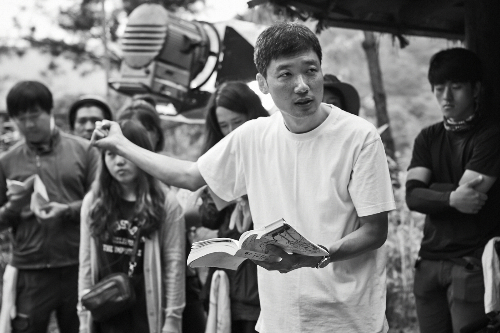 영화'손님'촬영현장에서의김광태감독(사진=유비유필름제공)