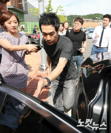 미성년자성폭행및성추행혐의로구속된그룹룰라출신고영욱이10일오전서울구로구서울남부교도소에서복역을마치고만기출소하고있다.고씨는연예인최초로출소와동시에발목에는위치추적전자장치인일명'전자발찌'를부착한다.(사진=윤성호기자)