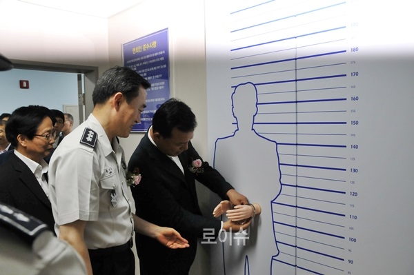 ▲권기선부산경찰청장,전광우동래구청장이수갑채우기체험을시연해보고있다.